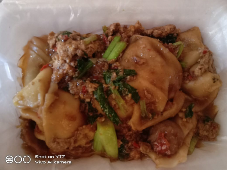 Ayam geprek ,ayam penyet ,mie Tek Tek ,pangsit goreng