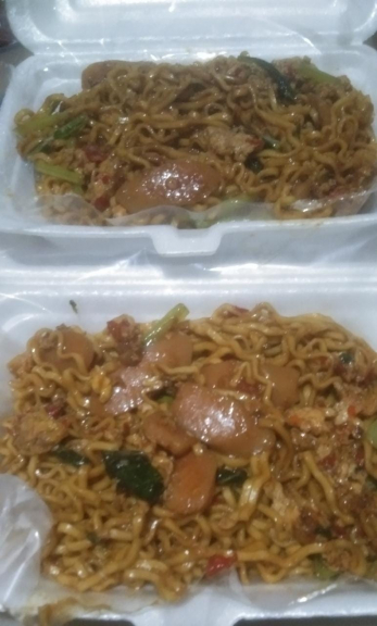 Ayam geprek ,ayam penyet ,mie Tek Tek ,pangsit goreng