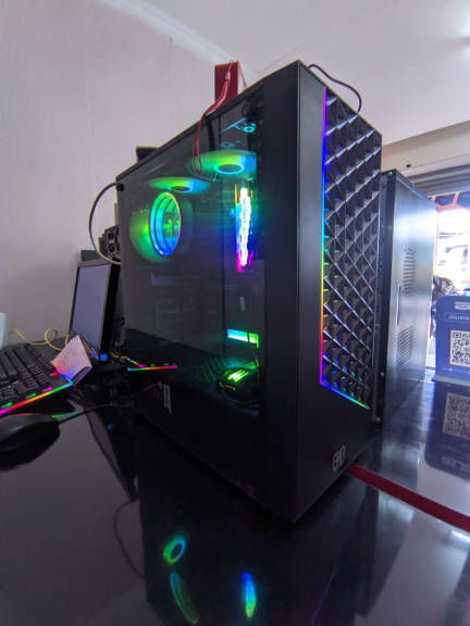 Komputer Gaming AMD Ryzen 3-3200G 8GB / 128GB + 500GB