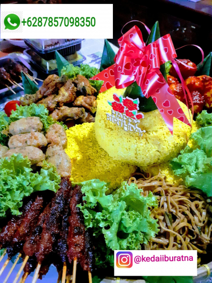 Tumpeng nasi kuning