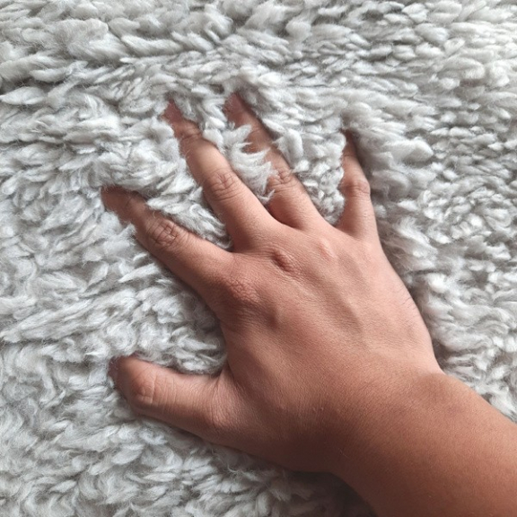Karpet Bulu Sherpa grey ukuran 200x130cm alas pinggir obras