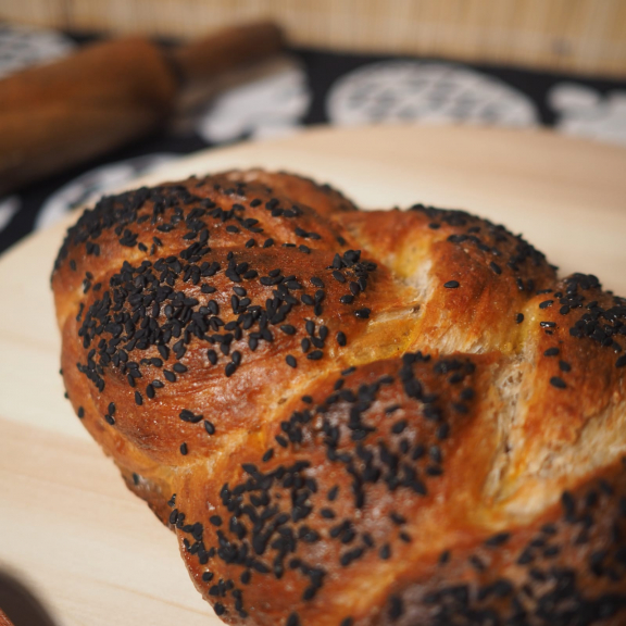 Frozen yoghurt, selai buah dan roti sourdough