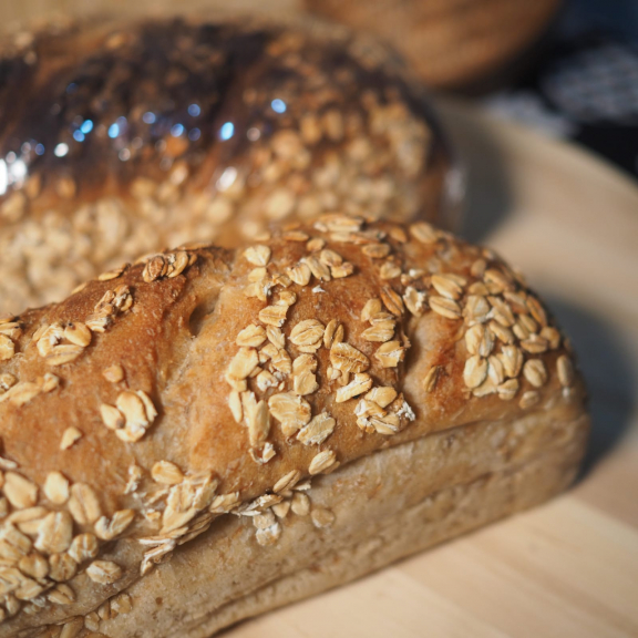 Frozen yogurt, selai buah dan roti sourdough