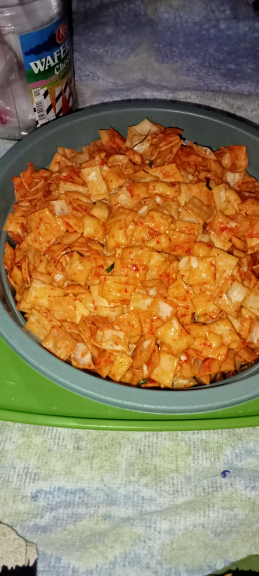 Keripik pangsit pedas manis