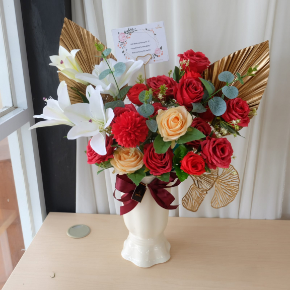 Karangan Bunga Lampung ( Vas Artificial Nuansa Red)